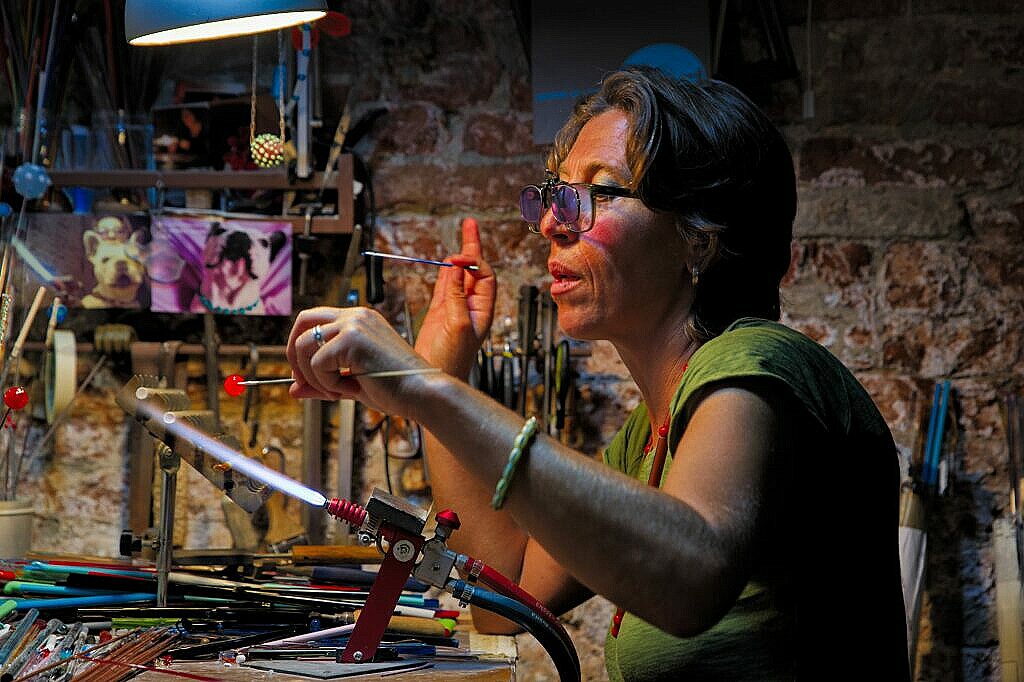 Simo Iacovvizi makes Venetian glass beads by hand.